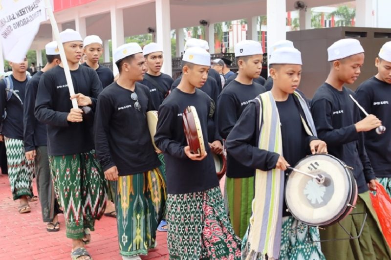 Jalan Sehat Pakai Tajong/Sarung Peringati Hari Santri Nasional di Kukar