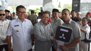 Penyerahan Mobil Ambulance oleh Pemerintah Provinsi Kaltim untuk Masyarakat di Sejumlah Daerah