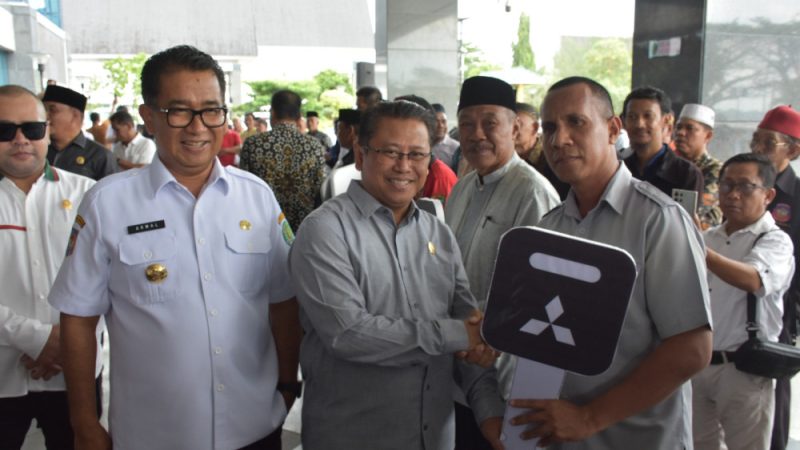 Penyerahan Mobil Ambulance oleh Pemerintah Provinsi Kaltim untuk Masyarakat di Sejumlah Daerah