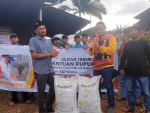 Penyerahan Bantuan Pupuk untuk 16 Kelompok Tani di Desa Bukit Pariaman, Tenggarong Seberang