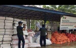 Akhmed Reza Salurkan Bantuan ke Relawan Penanggulangan Bencana di Kutai Kartanegara