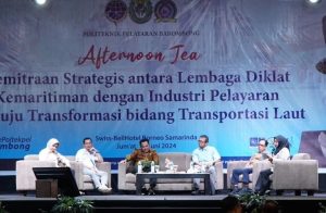 Ketua DPRD Kaltim Hasanuddin Mas’ud Mengisi Materi dalam Acara Afternoon Tea di Samarinda