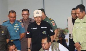 Ketua DPRD Kaltim Hasanuddin Mas’ud Dampingi Pj. Gubernur Akmal Malik Tinjau Kesiapan Logistik Pilkada 2024 di Balikpapan